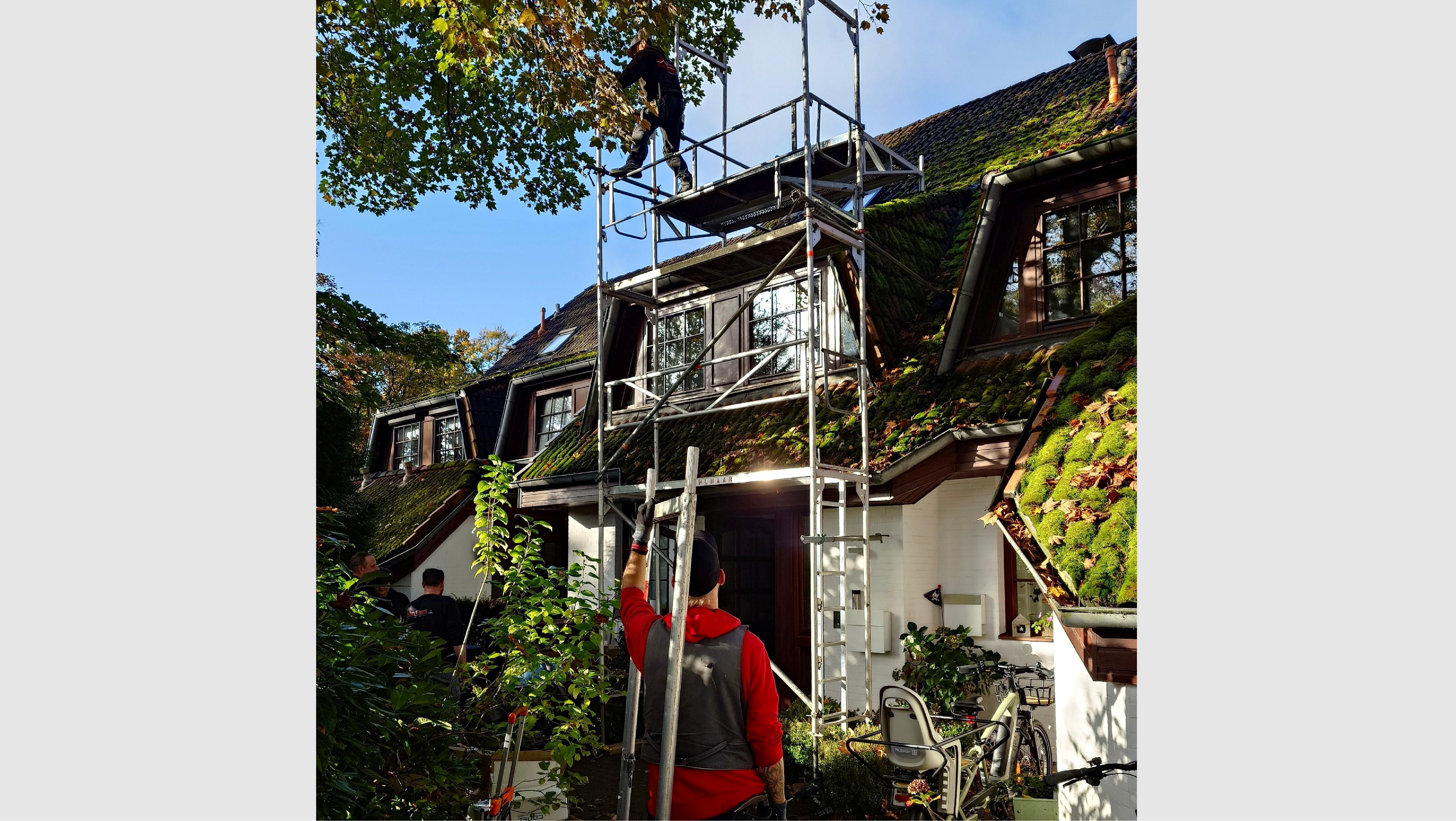 Das Haus in der Umbauphase mit Gerüst.