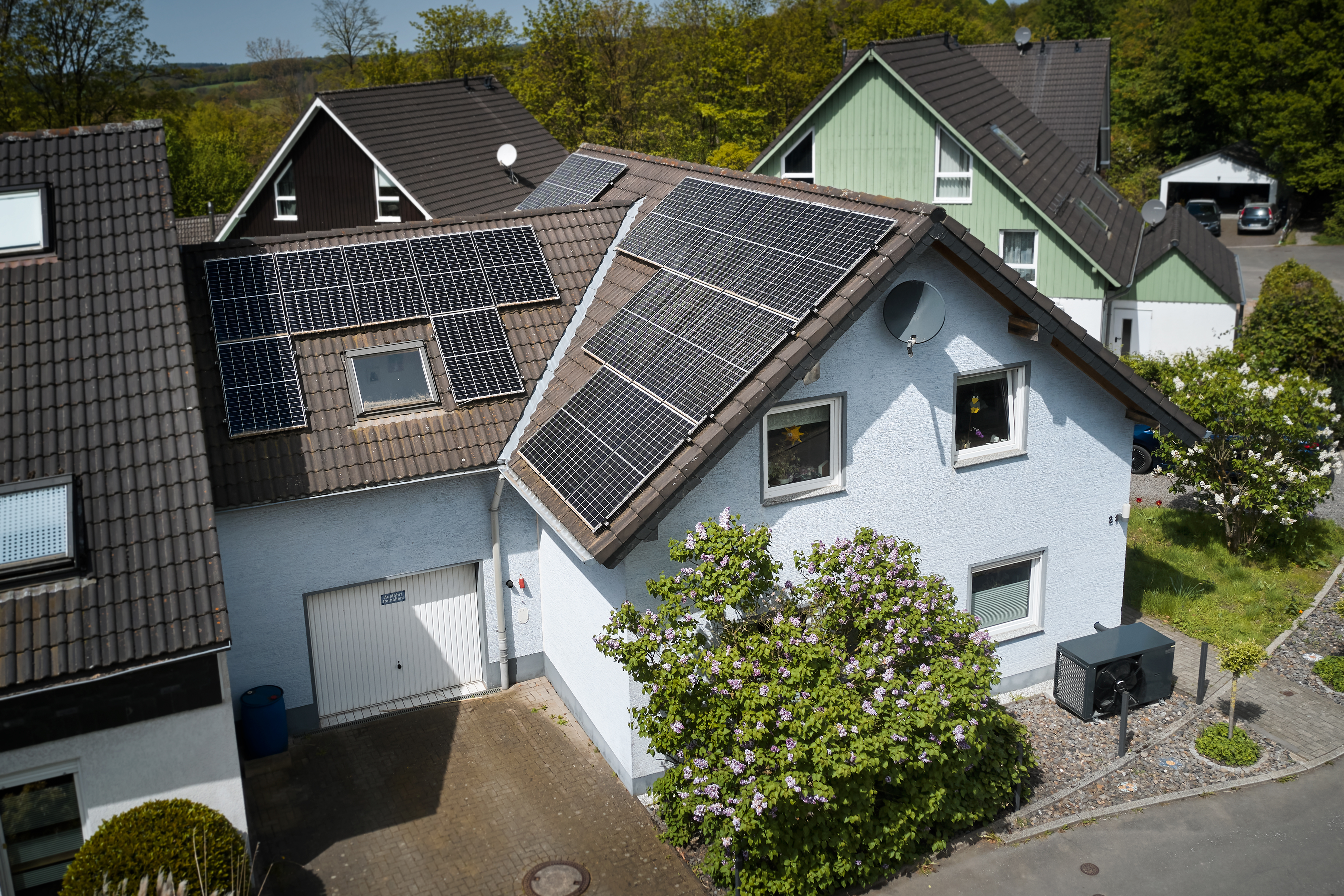 Haus mit PV-Anlage aus Vogelperspektive