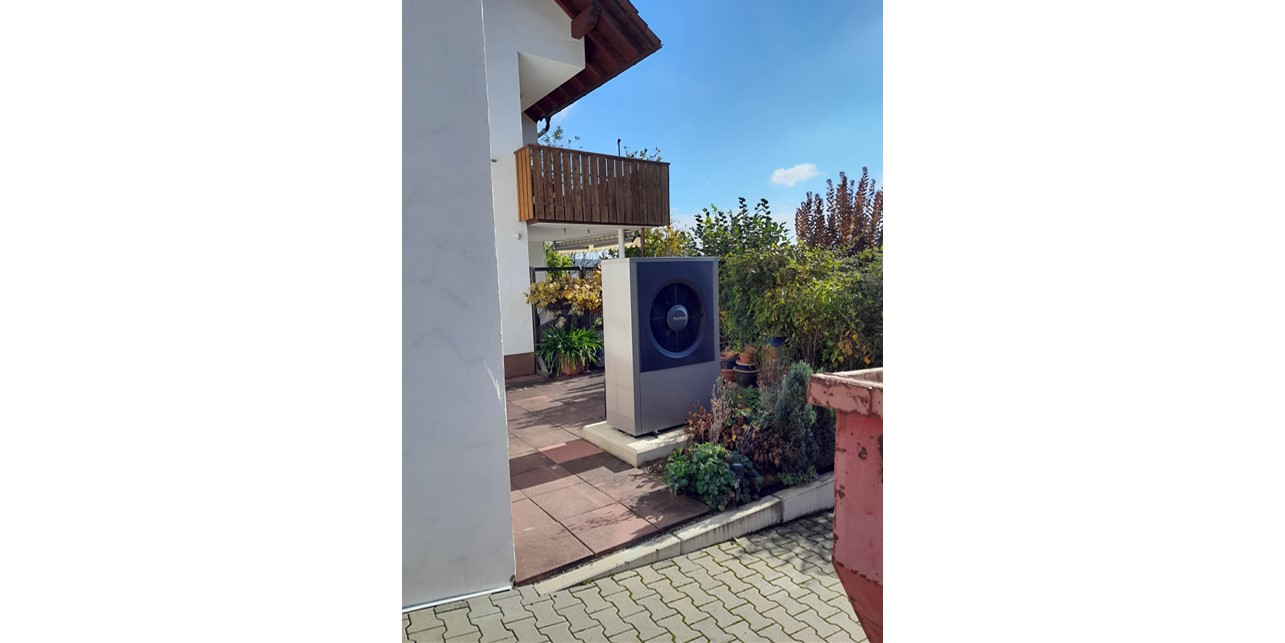 Wärmepumpen-Außeneinheit auf einer gepflasterten Fläche