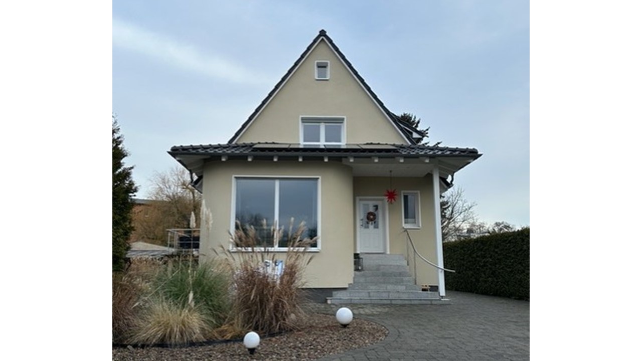 Eine beige Hausfassade.