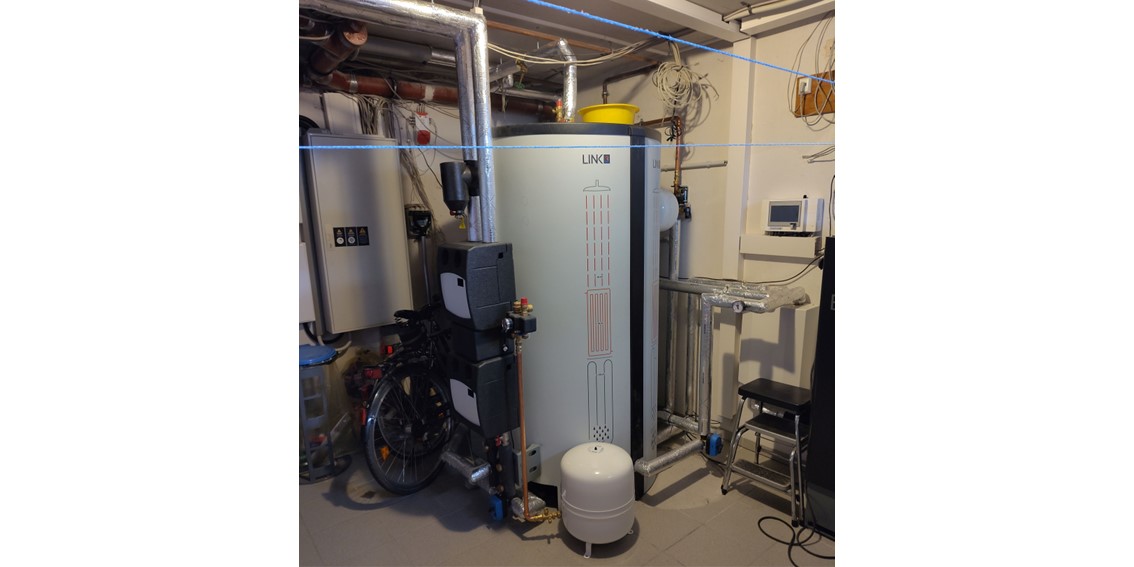 Ein Heizungskeller mit Wärmepumpe.