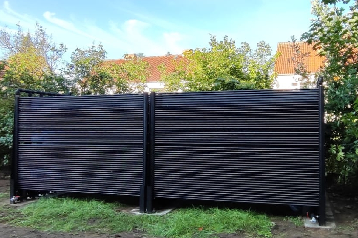 Energiezäune am Rand des Grundstücks