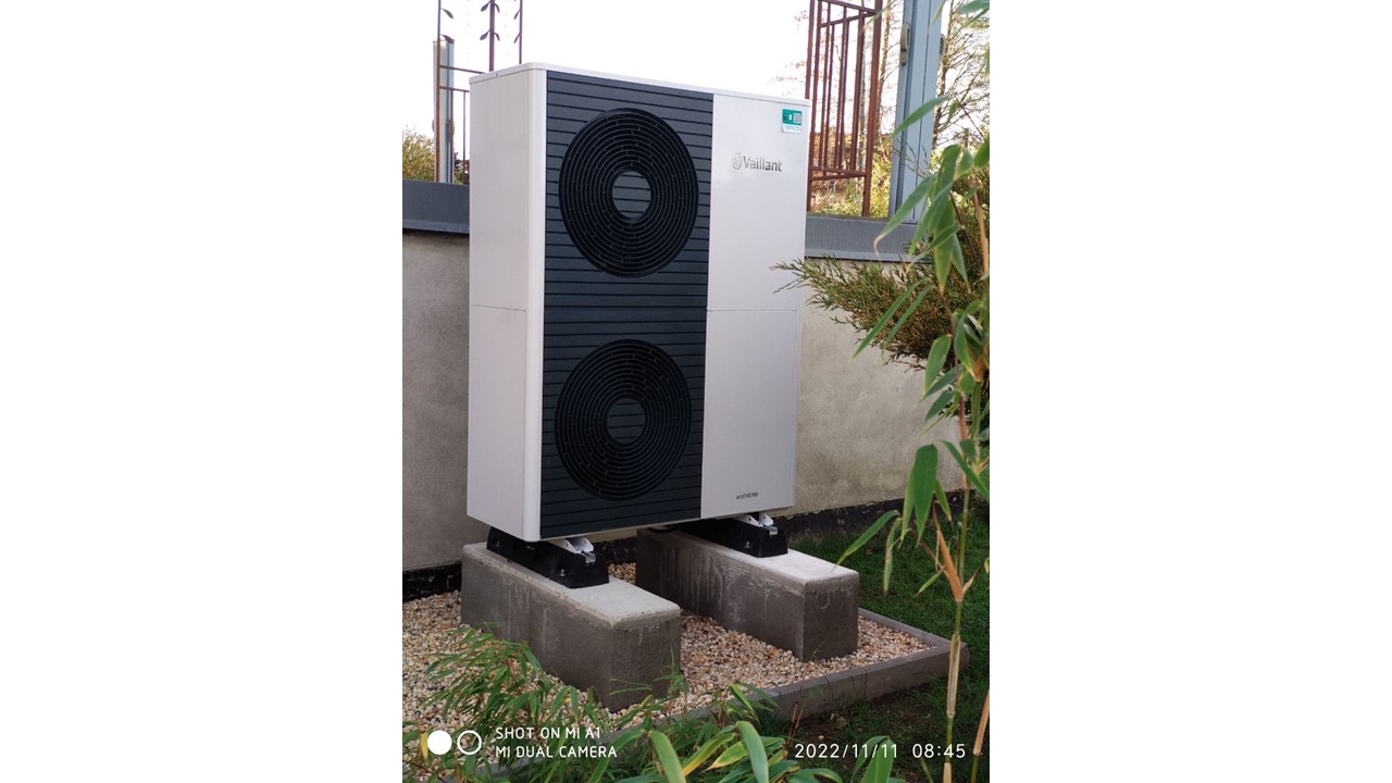 Die Außeneinheit einer Wärmepumpe.