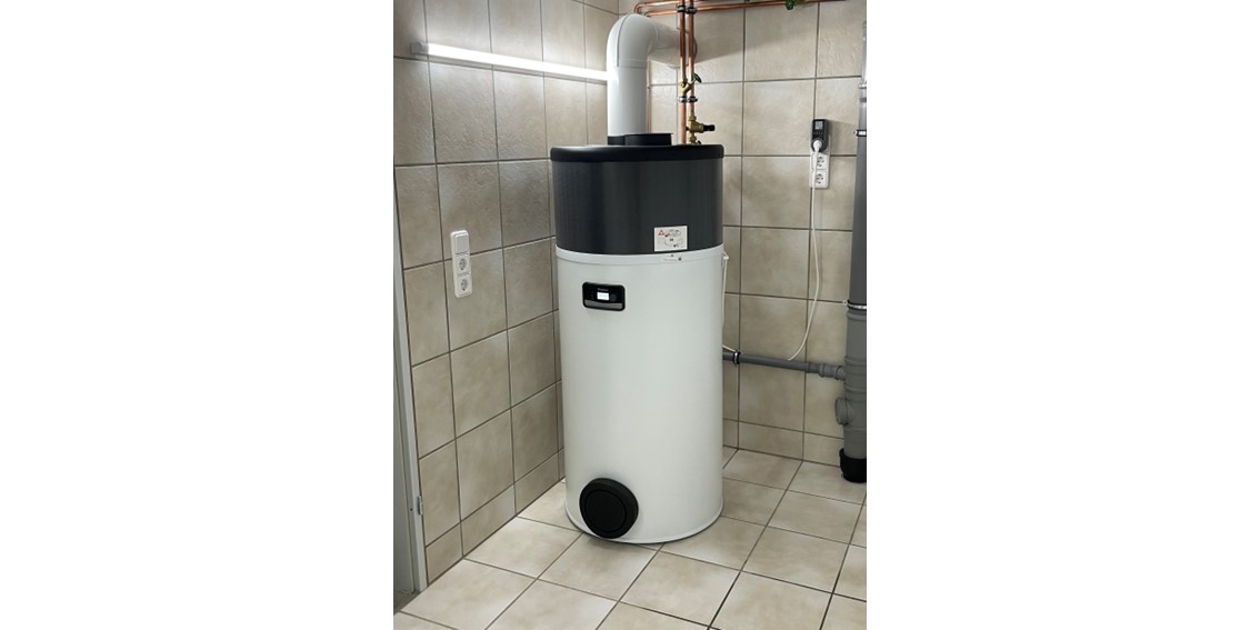 Eine zylindrische Brauchwasserwärmepumpe.