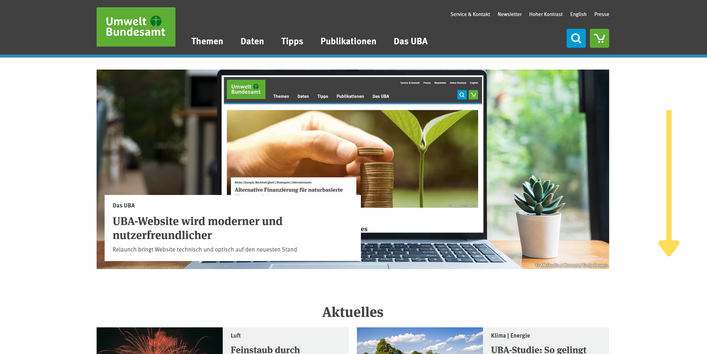 Screenshot der Startseite des Umweltbundesamts mit Hauptmenüpunkten und gelbem Pfeil nach unten.