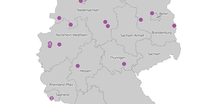 Die Karte zeigt die räumliche Verteilung der berichtspflichtigen PRTR-Betriebe der Roheisen- und Stahlerzeugung im Jahr 2024. Die meisten dieser Betriebe liegen im Bundesland Nordrhein-Westfalen.