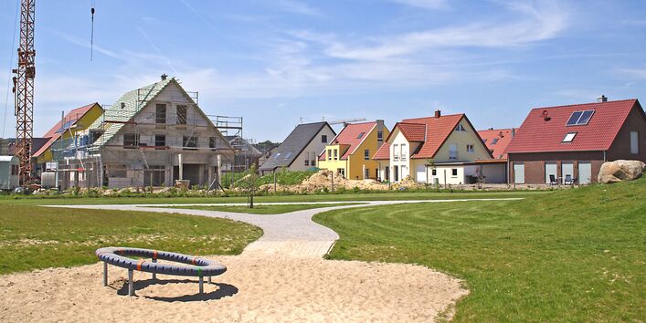 In einer Neubausiedlund wird ein neues Haus gebaut