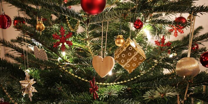 Nachaufnahme eines geschmückten Weihnachtsbaumes