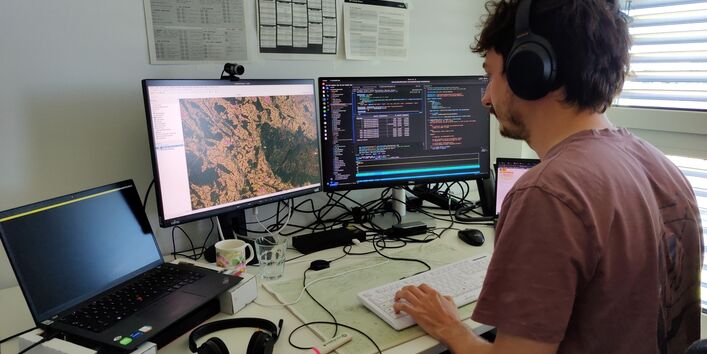 Am Computer werden im KI-Lab Anwendungen für künstliche Intelligenz für den Umweltbereich entwickelt.