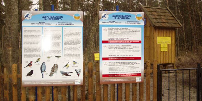 Bild der mehrsprachigen Informationstafeln für Besucher