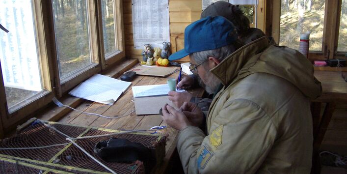 Bild der Forscher bei der Beringung von Zugvögeln