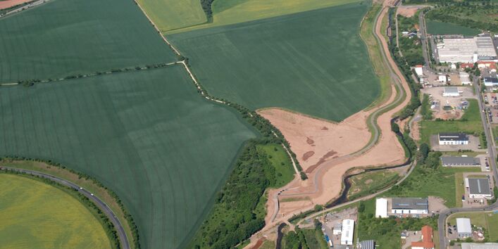 Luftbild des Hochwasserpolders im Außenbereich bei Sundhausen. 