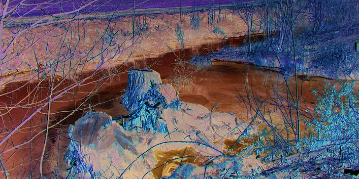 Foto: Drei Wurzelstöcke, die in das Gewässer eingebaut sind, bewirken in ihrem Unterwasser eine Auskolkung.