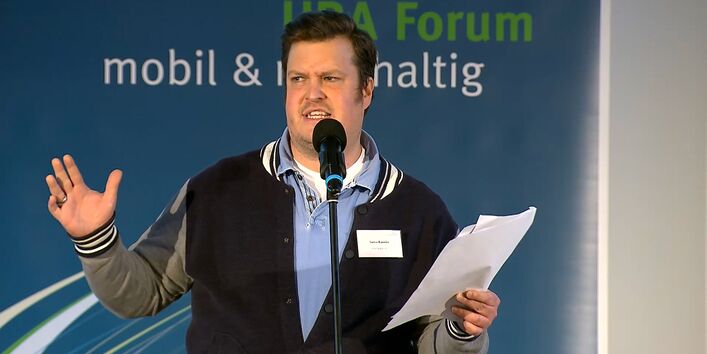 Das Bild zeigt einen Poetry Slam von Sven Kamin