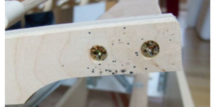 Kotspuren von Bettwanzen an einem Lattenrost