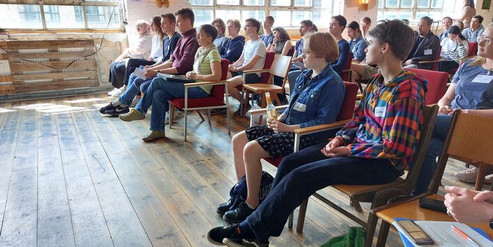 Blick von der Seite in den Veranstaltungssaal