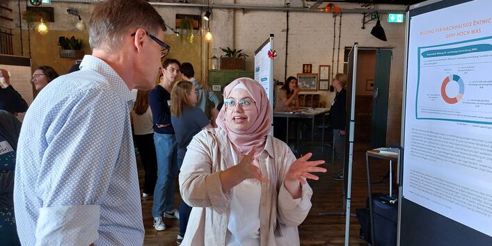 Areej Alsayed vom Jugendprojektbeirat erläutert Ergebnisse zum Thema Bildung