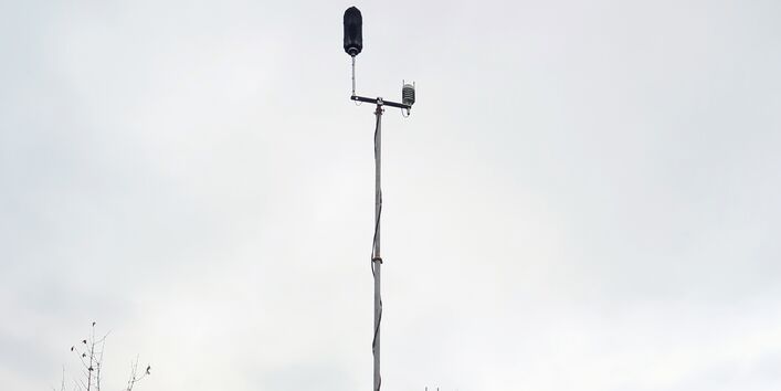 Aufbau der Dauermessstation mit Wetterstation am Rande eines Feldes