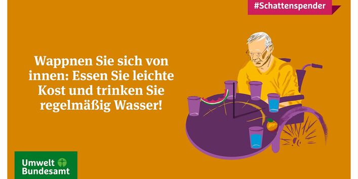 Mann im Rollstuhl sitzt vor einem Tisch mit Wassergläsern und Obst