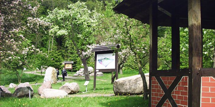 Blick auf die Findlinge im Usedomer Gesteinsgarten