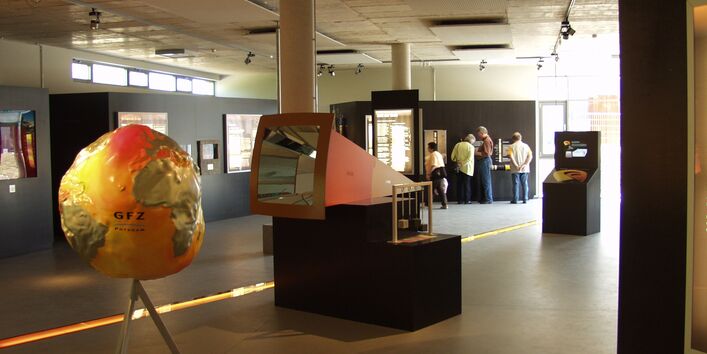 Blick in die Dauerausstellung System Erde, sie gibt Einblicke in die faszinierenden geowissenschaftlichen Phänomene und Zusammenhänge auf unserem Planeten