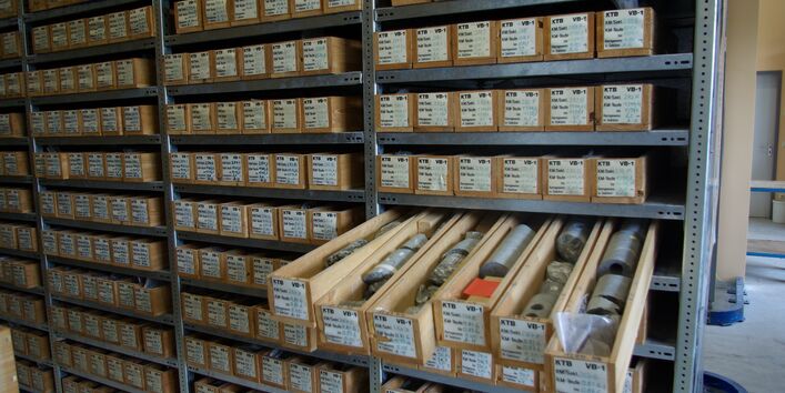 Regale mit Gesteinssammlungen