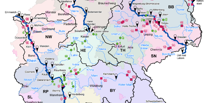 Standorte von gesteuerten (rot) und ungesteuerten (grün) Maßnahmen im Rahmen des Nationalen Hochwasserschutzprogramms (NHWSP) in den Flussgebieten von Rhein, Elbe, Donau, Weser und Oder (Stand 2020). Dargestellt sind auch die Hauptpegel an den großen Strömen. Quelle: Bundesanstalt für Gewässerkunde (BfG). 