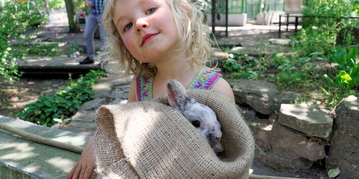 stolzes Kind mit Kaninchen