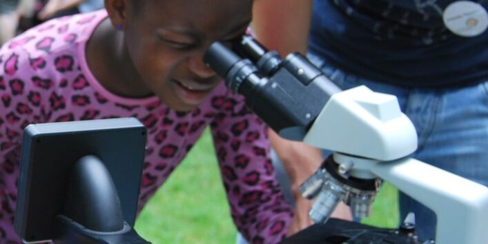 KITZ.do-Forscherstation Mädchen beim mikroskopieren