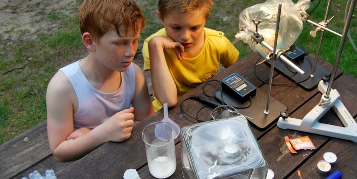 KITZ.do-Forscherstation zwei Jungen beim experimentieren