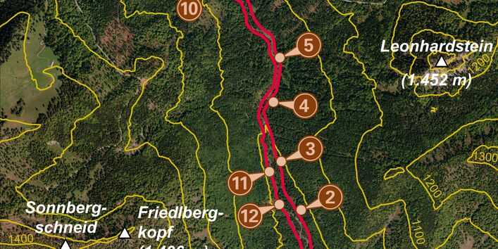 Karte mit Pfade und Stationen 