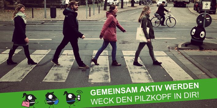 Menschen gehen über Zebrastreifen