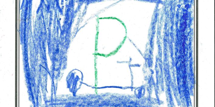 Kind malt Straßenschild nach seinen Vorstellungen