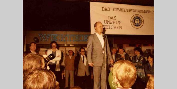Das UBA informiert 1983 über das Umweltzeichen 'Blauer Engel'