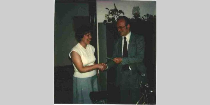 UBA-Präsident Lersner übereicht einer Gewinnerin des UBA-Gewinnspiels „Fahr´ Rad mit dem Umweltbundesamt“ am Tag der Umwelt 1979 ein Fahrrad als Gewinn