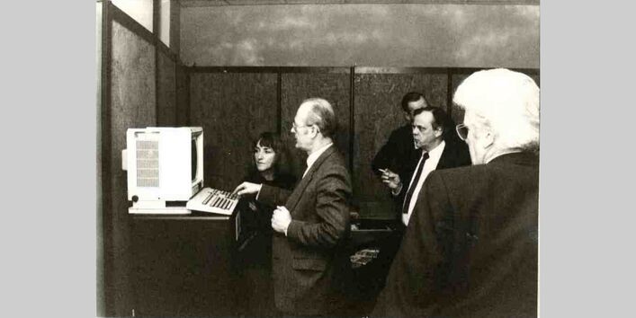 UBA-Präsident v. Lersner präsentiert das neue Angebot „Bildschirmtext (BTX)“ des Umweltbundesamtes