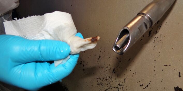 Foto von Schmutz an einem Reinigungslappen, der trotz Reinigung des Abteils an einer Nippeltränke verblieben ist. 