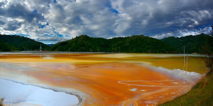 Mit kupferhaltigen Abwässern verschmutzter See
