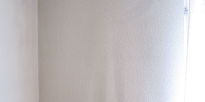 Schwarzer Staub an der Wand