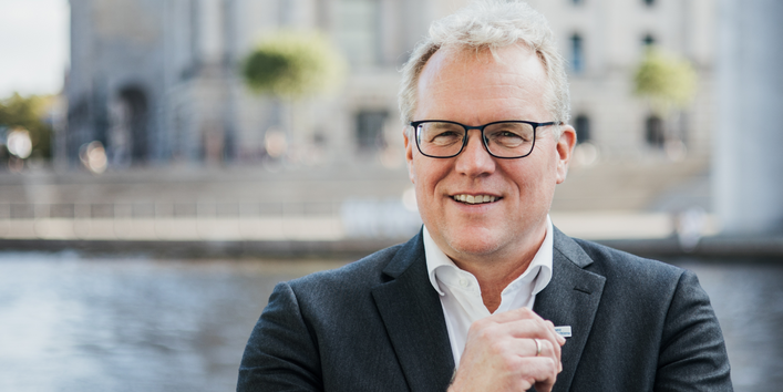 Das Bild zeigt Dirk Flege, Geschäftsführer der Allianz pro Schiene