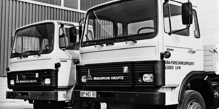 zwei Lkws mit der Aufschrift "UBA-Forschungsprojekt Leiser Lkw"