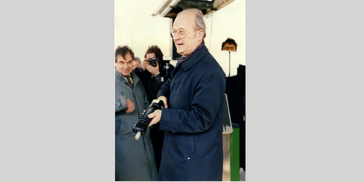UBA-Präsident Heinrich von Lersner an einer Tank-Zapfsäule