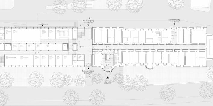 gezeichneter Grundriss des Erdgeschosses zweier aneinander angrenzender Gebäude mit verschiedenen Räumen und Eingängen für Mitarbeiter und Besucher und Anlieferung