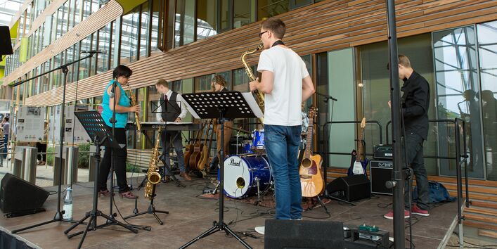 Schülerband mit Saxophon und Keyboard auf der Bühne