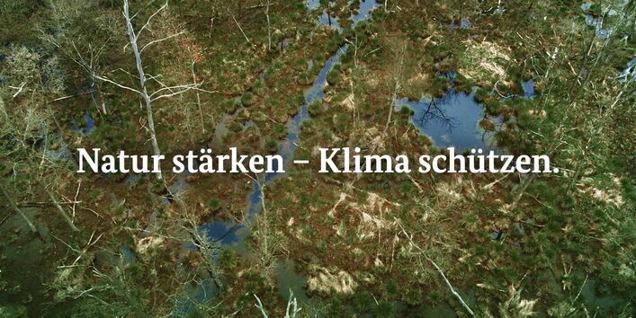 ein Foto zeigt ein nasses Moor von oben, darauf die Aufschrift "Natur stärken – Klima schützen"