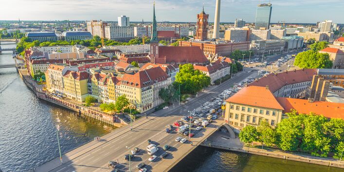 viel befahrene Straße in der Stadt