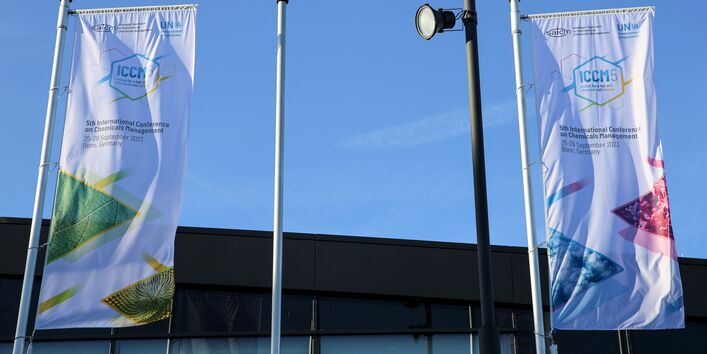 Fahnen der Konferenz vor dem Konferenzgebäude