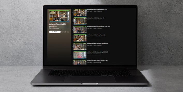 Ein aufgeschlagener Laptop zeigt die UBA-YouTube Liste der CASRI-Videos.