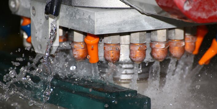 spritzendes Kühlwasser in einer Schleifmaschine