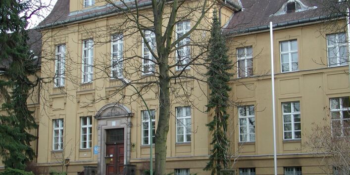 viergeschossiger Altbau mit Dachgauben, Hochkeller und verziertem Eingangsbereich mit Treppe